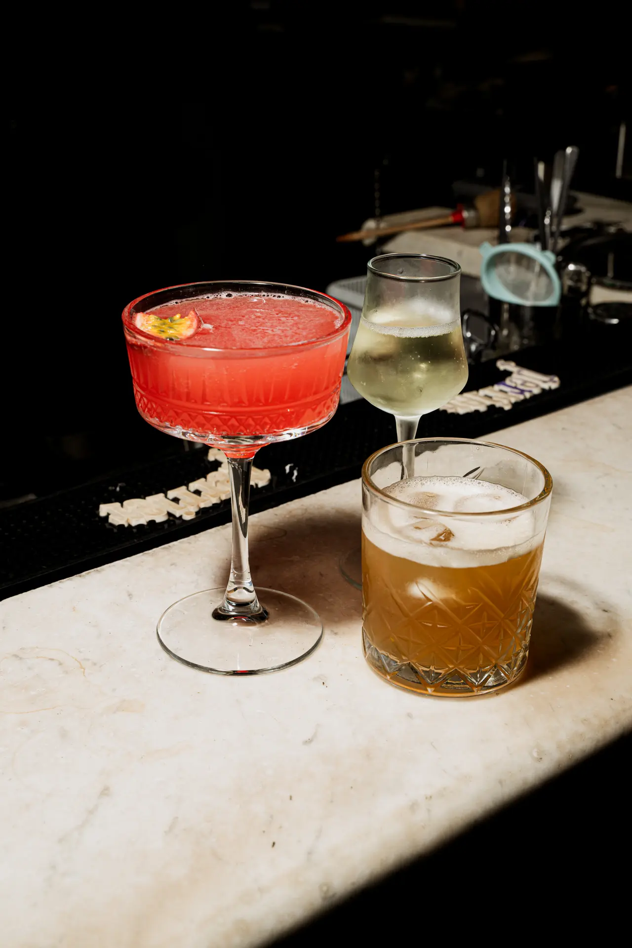 Tre drink sul ripiano di marmo del bancone